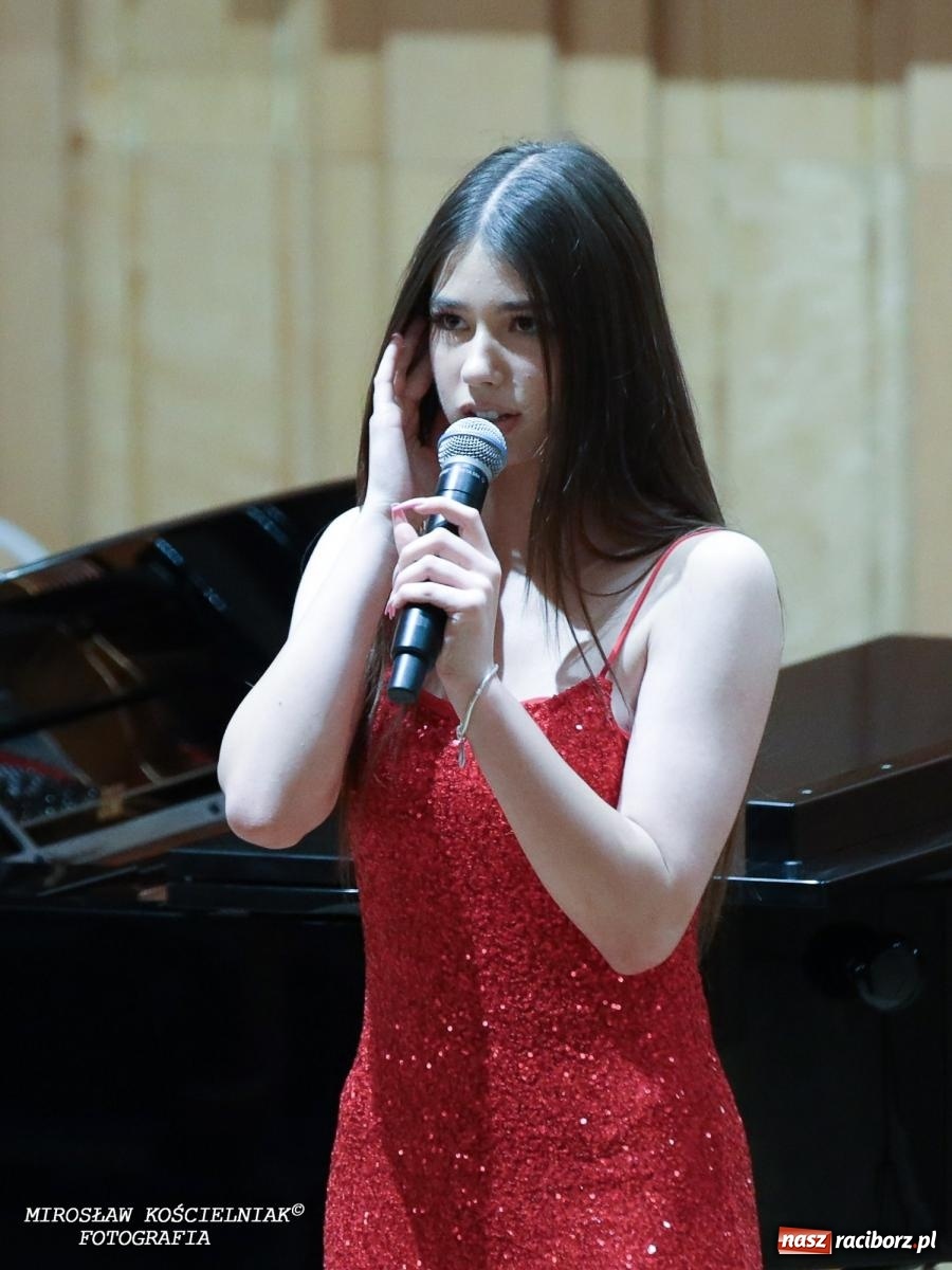 Zdjęcie w galerii na portalu naszraciborz.pl: Muzyczne pożegnanie absolwentów – koncert pełen wzruszeń i talentu wiadomości z regionu