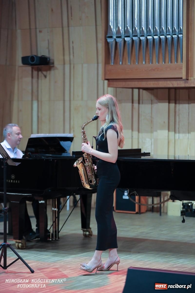 Zdjęcie w galerii na portalu naszraciborz.pl: Muzyczne pożegnanie absolwentów – koncert pełen wzruszeń i talentu wiadomości z regionu