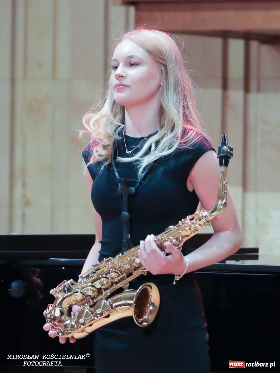 Zdjęcie w galerii na portalu naszraciborz.pl: Muzyczne pożegnanie absolwentów – koncert pełen wzruszeń i talentu wiadomości z regionu