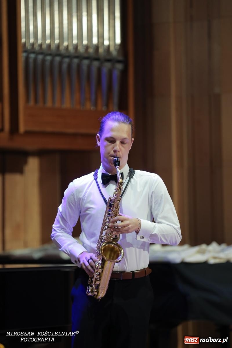 Zdjęcie w galerii na portalu naszraciborz.pl: Muzyczne pożegnanie absolwentów – koncert pełen wzruszeń i talentu wiadomości z regionu