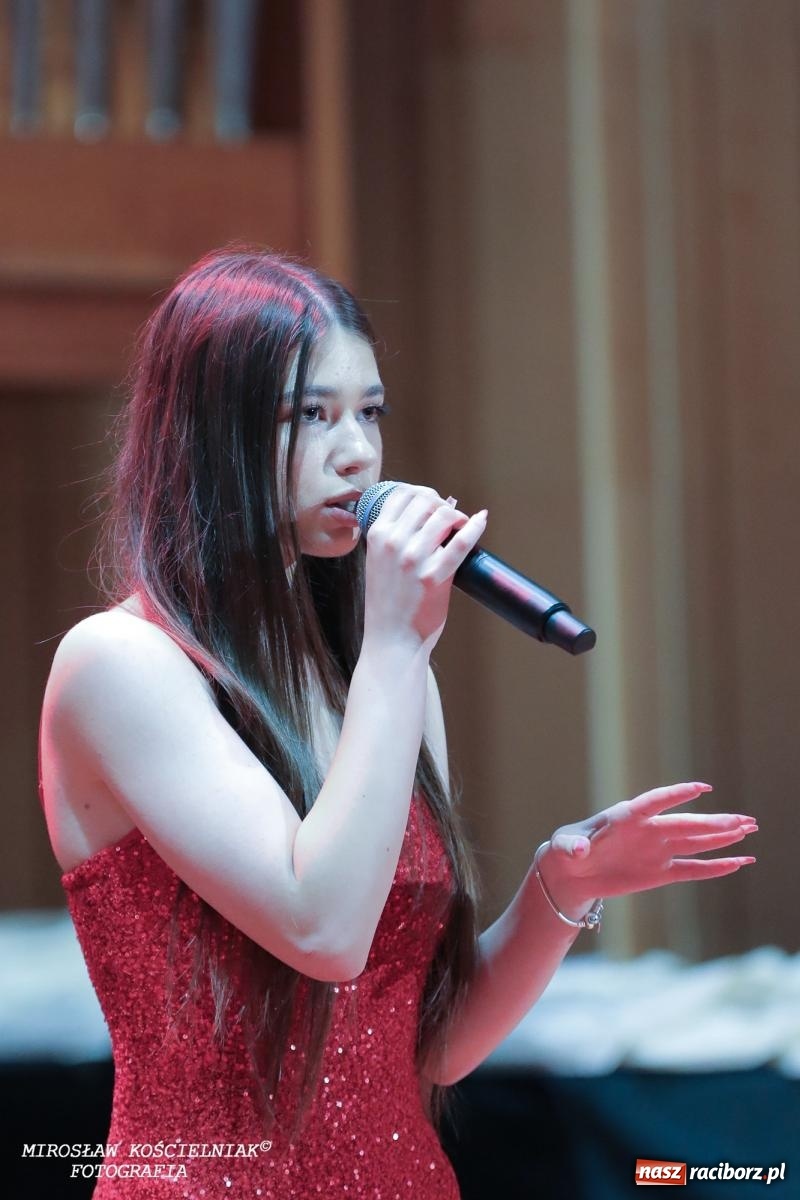 Zdjęcie w galerii na portalu naszraciborz.pl: Muzyczne pożegnanie absolwentów – koncert pełen wzruszeń i talentu wiadomości z regionu