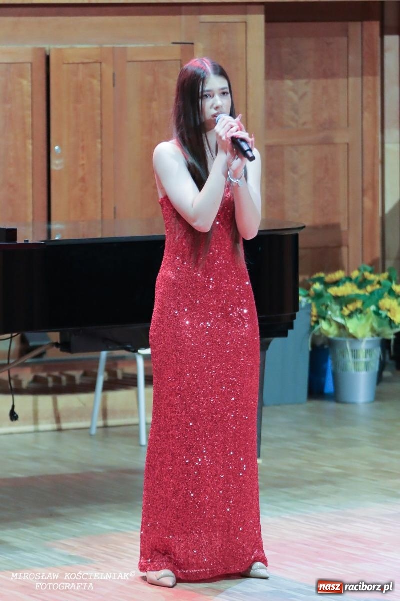 Zdjęcie w galerii na portalu naszraciborz.pl: Muzyczne pożegnanie absolwentów – koncert pełen wzruszeń i talentu wiadomości z regionu