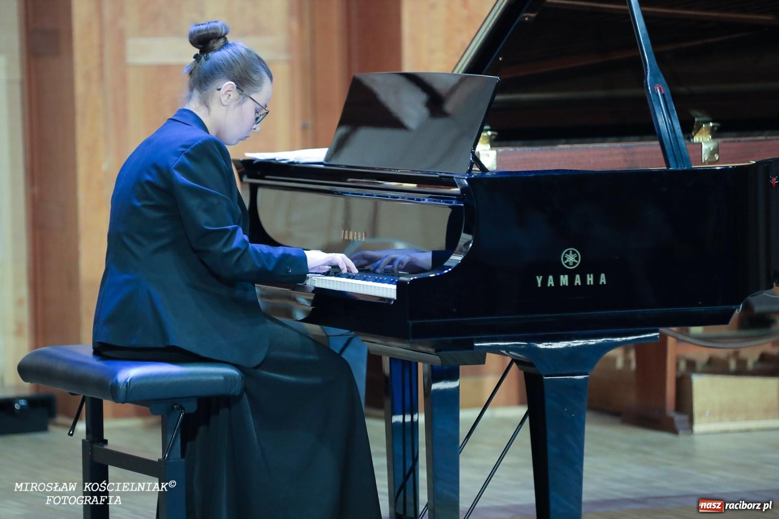 Zdjęcie w galerii na portalu naszraciborz.pl: Muzyczne pożegnanie absolwentów – koncert pełen wzruszeń i talentu wiadomości z regionu