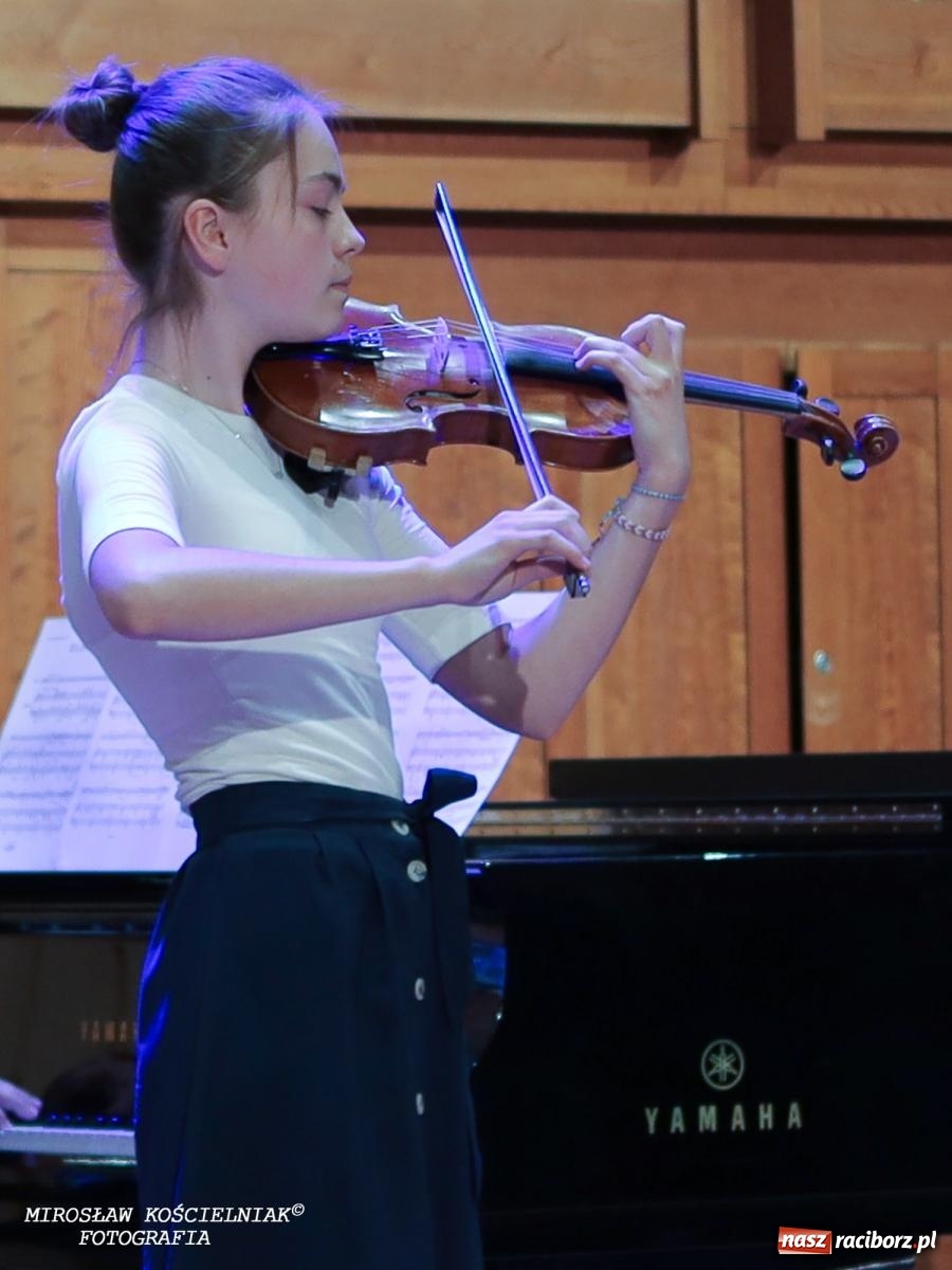 Zdjęcie w galerii na portalu naszraciborz.pl: Muzyczne pożegnanie absolwentów – koncert pełen wzruszeń i talentu wiadomości z regionu