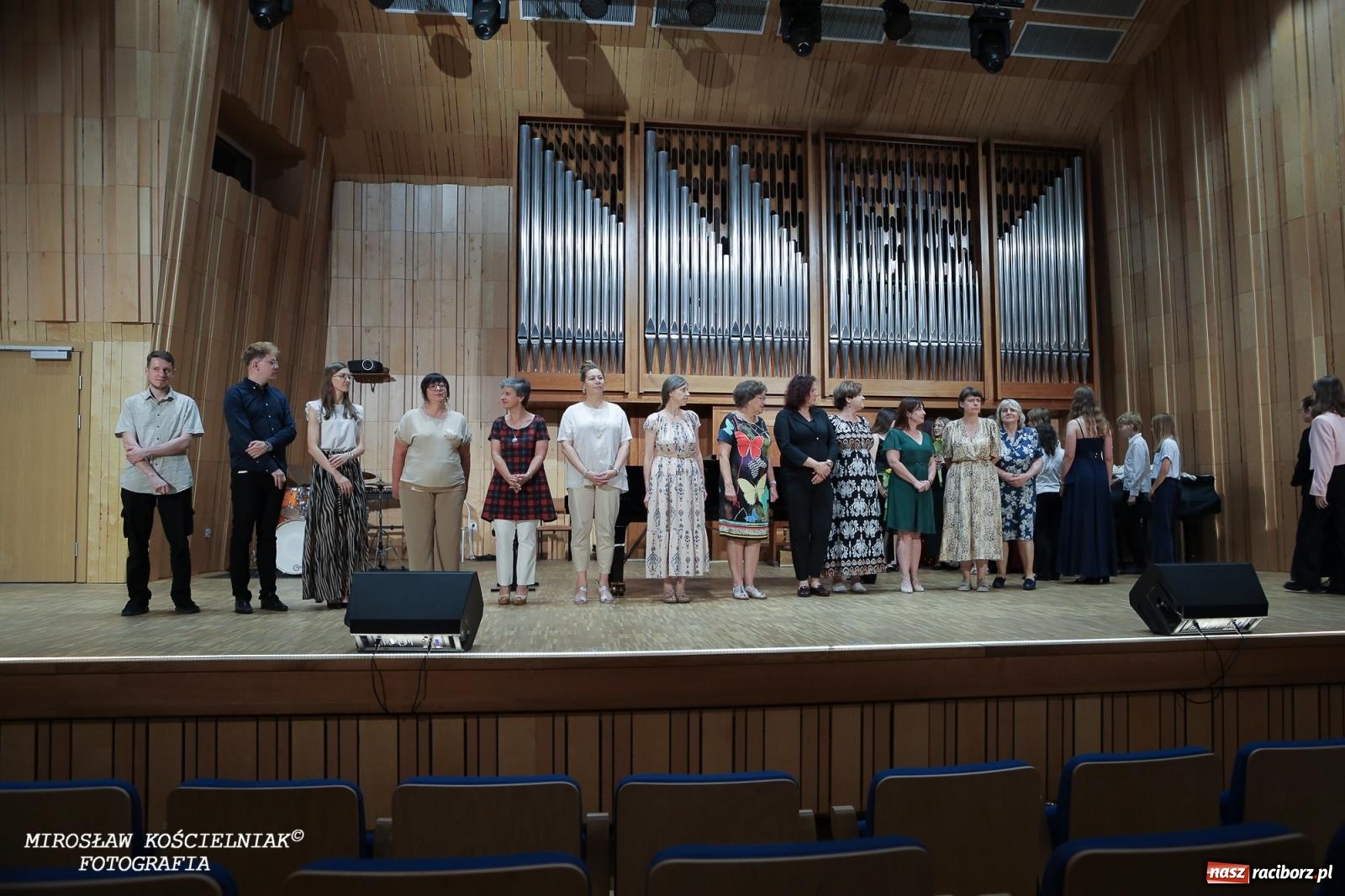 Zdjęcie w galerii na portalu naszraciborz.pl: Muzyczne pożegnanie absolwentów – koncert pełen wzruszeń i talentu wiadomości z regionu