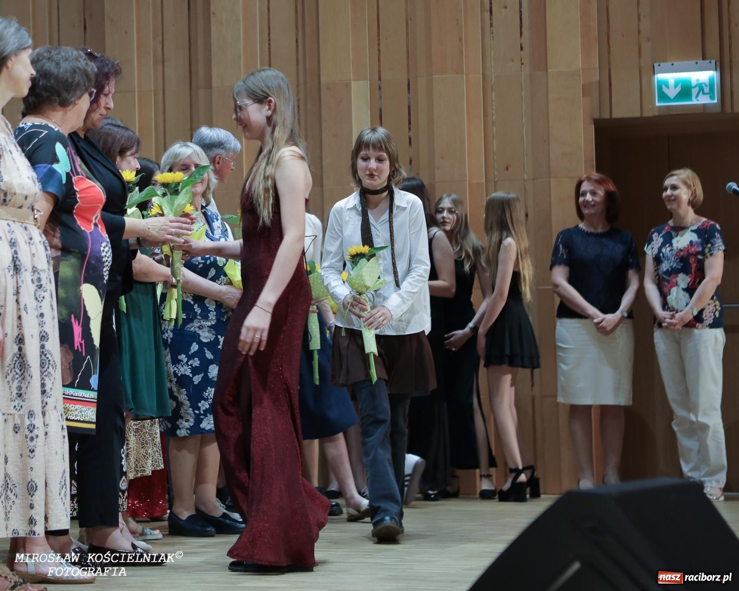 Zdjęcie w galerii na portalu naszraciborz.pl: Muzyczne pożegnanie absolwentów – koncert pełen wzruszeń i talentu wiadomości z regionu