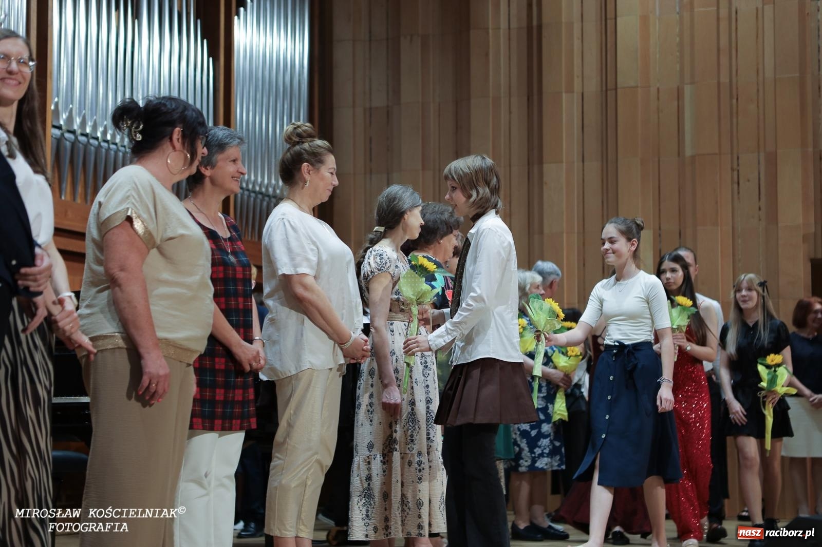 Zdjęcie w galerii na portalu naszraciborz.pl: Muzyczne pożegnanie absolwentów – koncert pełen wzruszeń i talentu wiadomości z regionu