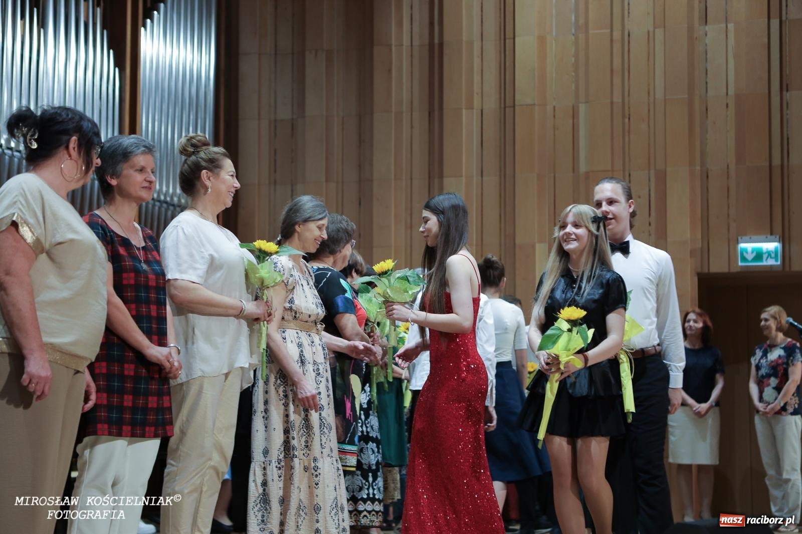 Zdjęcie w galerii na portalu naszraciborz.pl: Muzyczne pożegnanie absolwentów – koncert pełen wzruszeń i talentu wiadomości z regionu