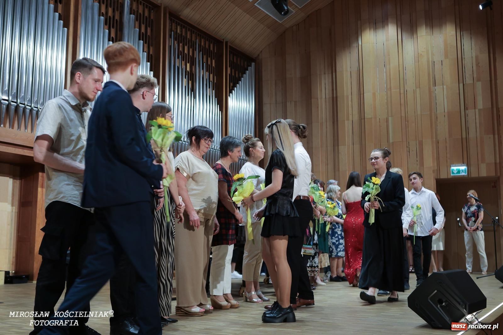 Zdjęcie w galerii na portalu naszraciborz.pl: Muzyczne pożegnanie absolwentów – koncert pełen wzruszeń i talentu wiadomości z regionu