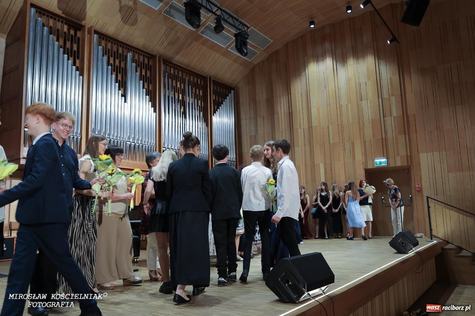 Zdjęcie w galerii na portalu naszraciborz.pl: Muzyczne pożegnanie absolwentów – koncert pełen wzruszeń i talentu wiadomości z regionu