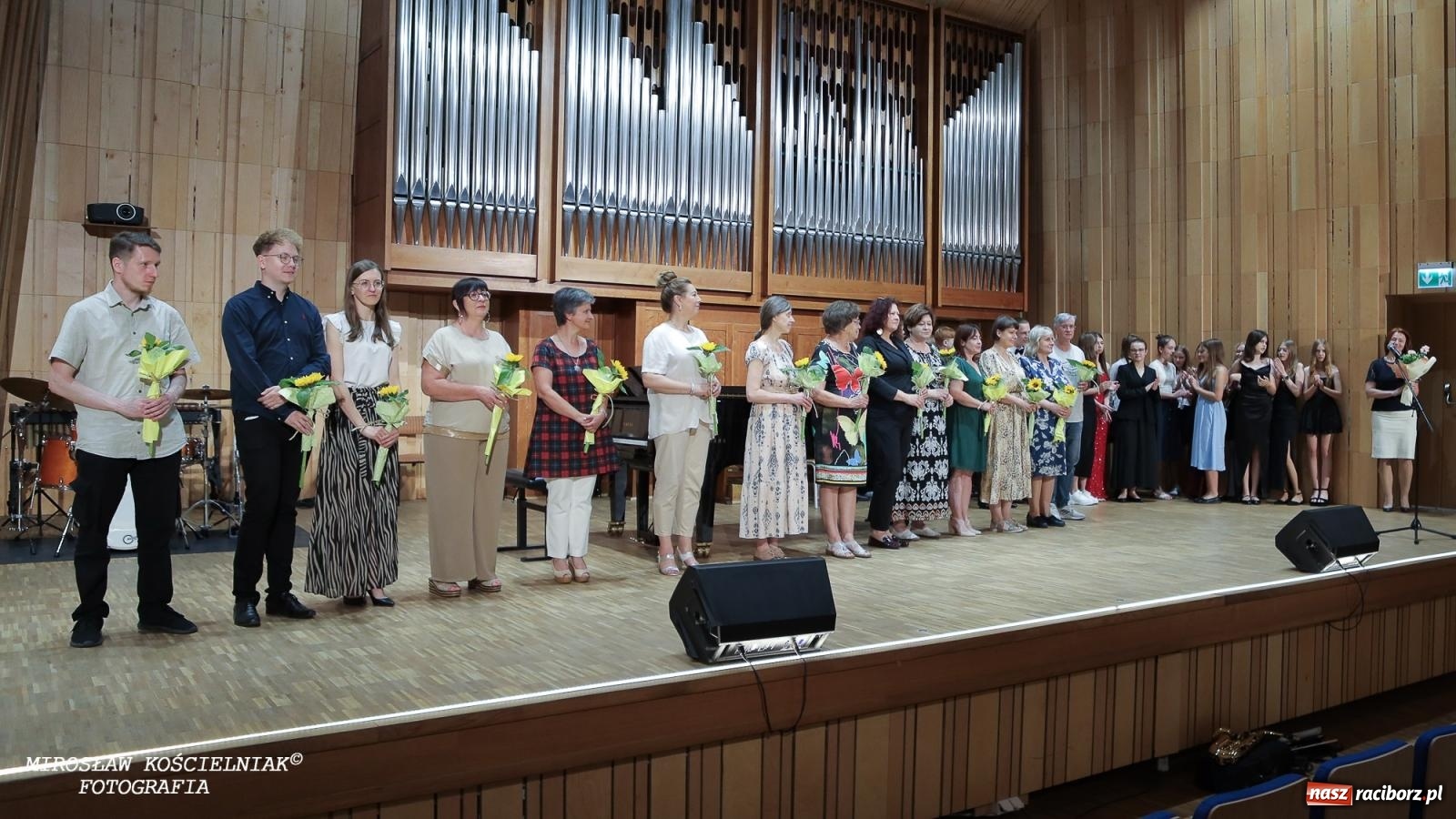 Zdjęcie w galerii na portalu naszraciborz.pl: Muzyczne pożegnanie absolwentów – koncert pełen wzruszeń i talentu wiadomości z regionu