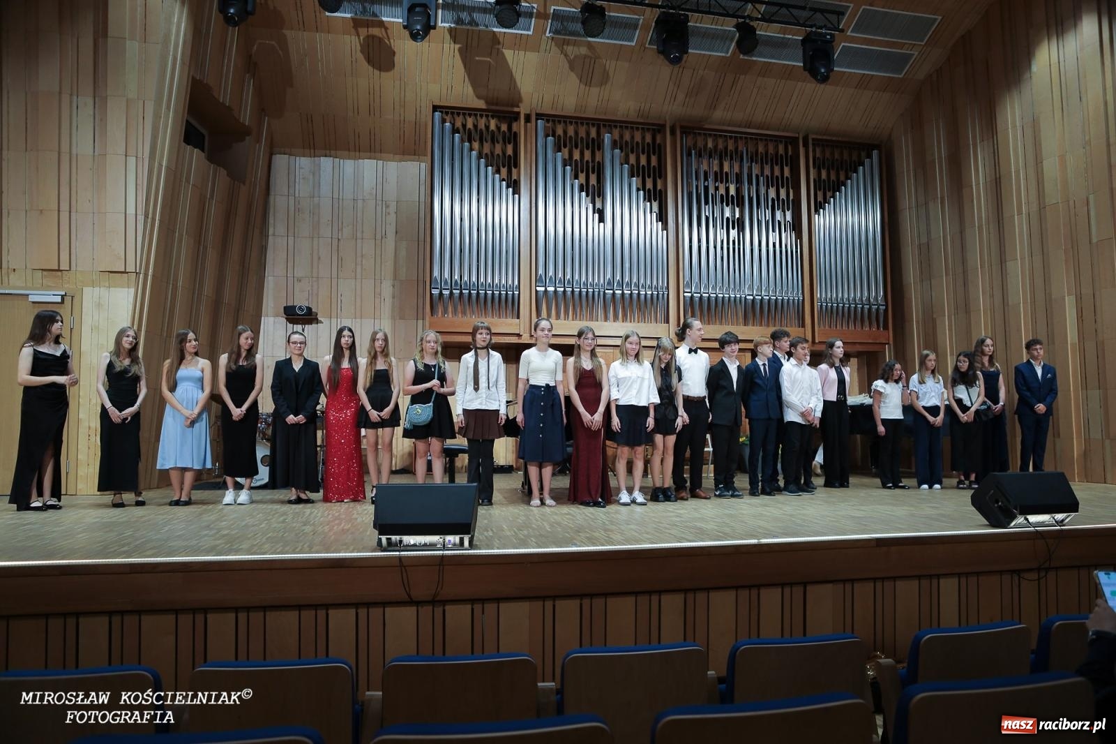 Zdjęcie w galerii na portalu naszraciborz.pl: Muzyczne pożegnanie absolwentów – koncert pełen wzruszeń i talentu wiadomości z regionu