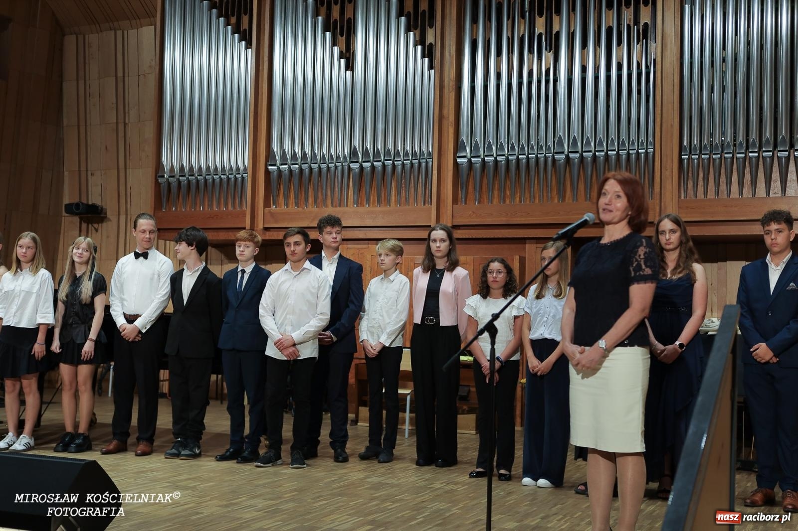 Zdjęcie w galerii na portalu naszraciborz.pl: Muzyczne pożegnanie absolwentów – koncert pełen wzruszeń i talentu wiadomości z regionu