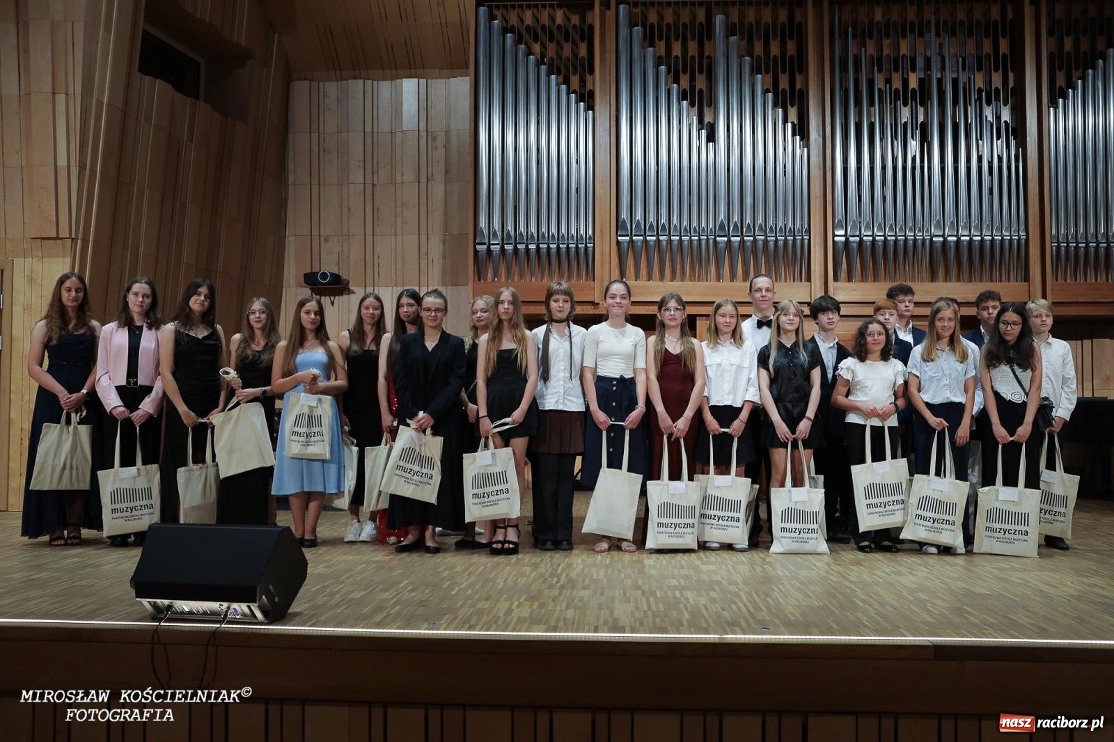 Zdjęcie w galerii na portalu naszraciborz.pl: Muzyczne pożegnanie absolwentów – koncert pełen wzruszeń i talentu wiadomości z regionu