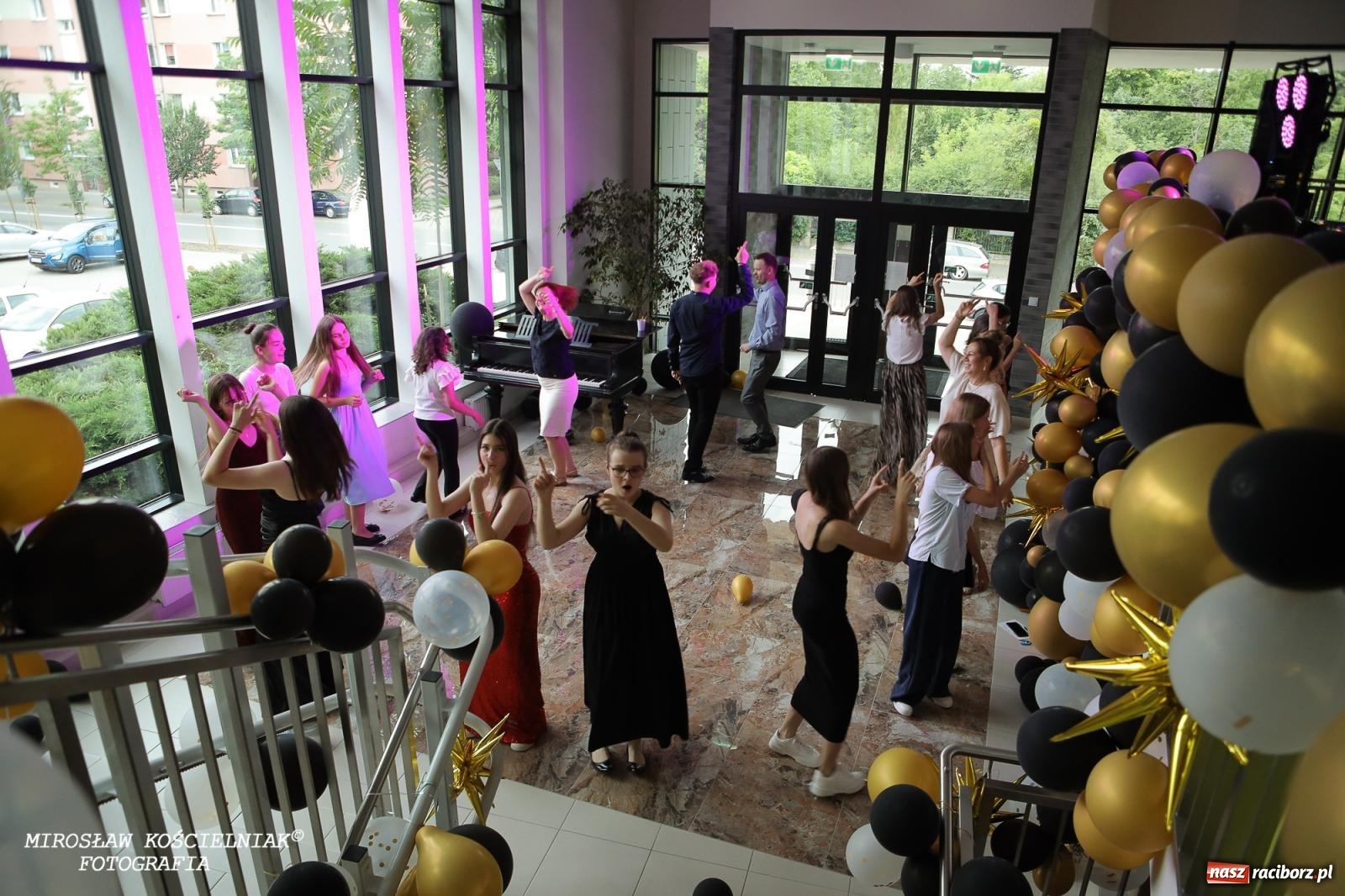 Zdjęcie w galerii na portalu naszraciborz.pl: Muzyczne pożegnanie absolwentów – koncert pełen wzruszeń i talentu wiadomości z regionu