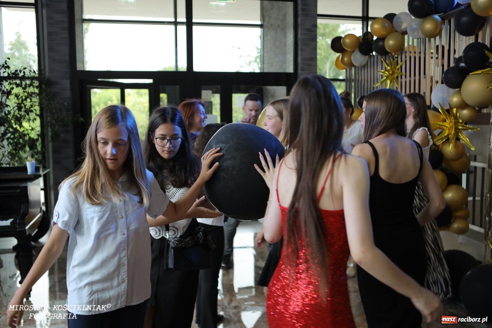 Zdjęcie w galerii na portalu naszraciborz.pl: Muzyczne pożegnanie absolwentów – koncert pełen wzruszeń i talentu wiadomości z regionu