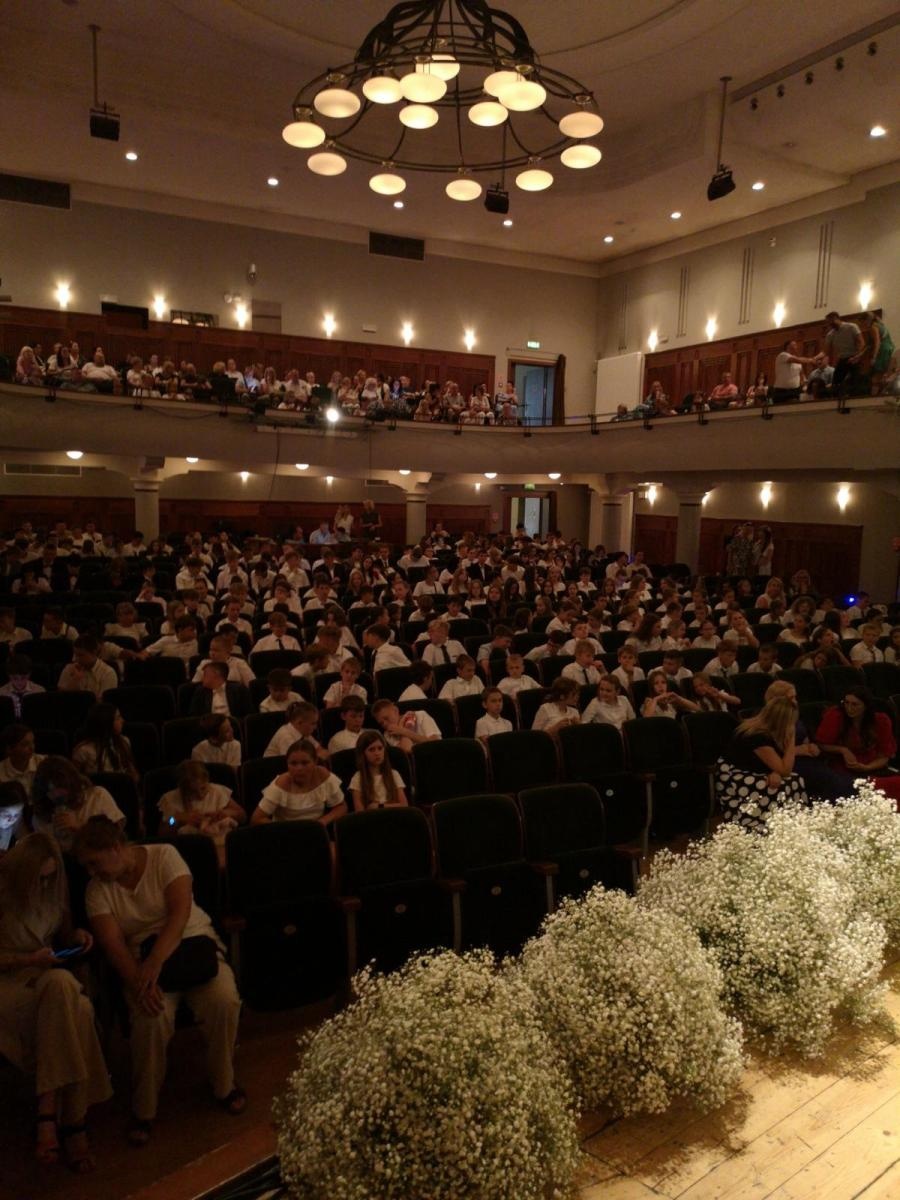 Zdjęcie w galerii na portalu naszraciborz.pl: Uroczysta gala Jedynki – wyróżnienia, polonez i pożegnanie ósmoklasistów wiadomości z regionu