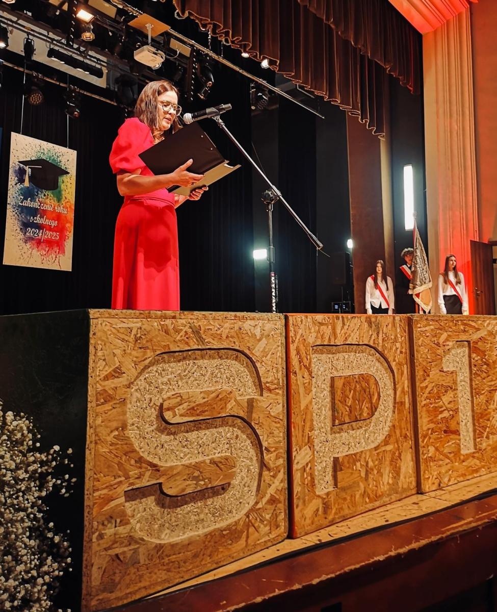 Zdjęcie w galerii na portalu naszraciborz.pl: Uroczysta gala Jedynki – wyróżnienia, polonez i pożegnanie ósmoklasistów wiadomości z regionu
