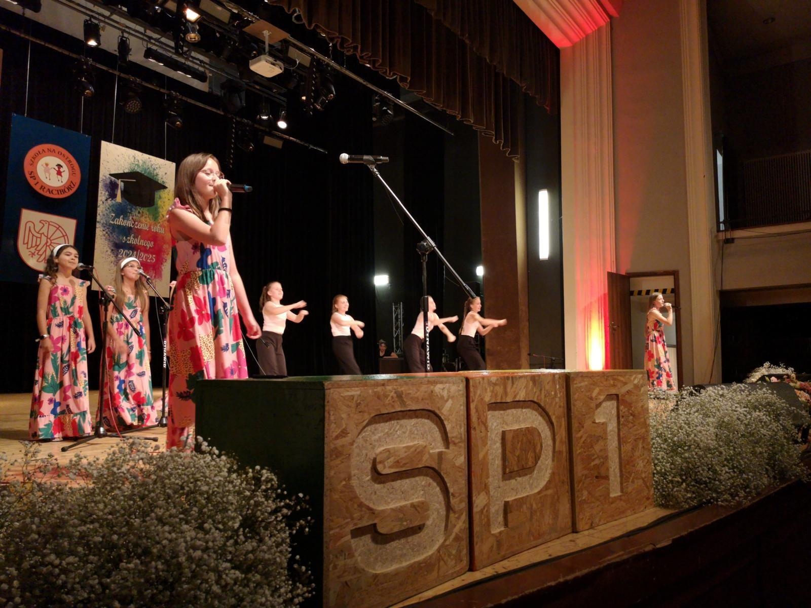 Zdjęcie w galerii na portalu naszraciborz.pl: Uroczysta gala Jedynki – wyróżnienia, polonez i pożegnanie ósmoklasistów wiadomości z regionu