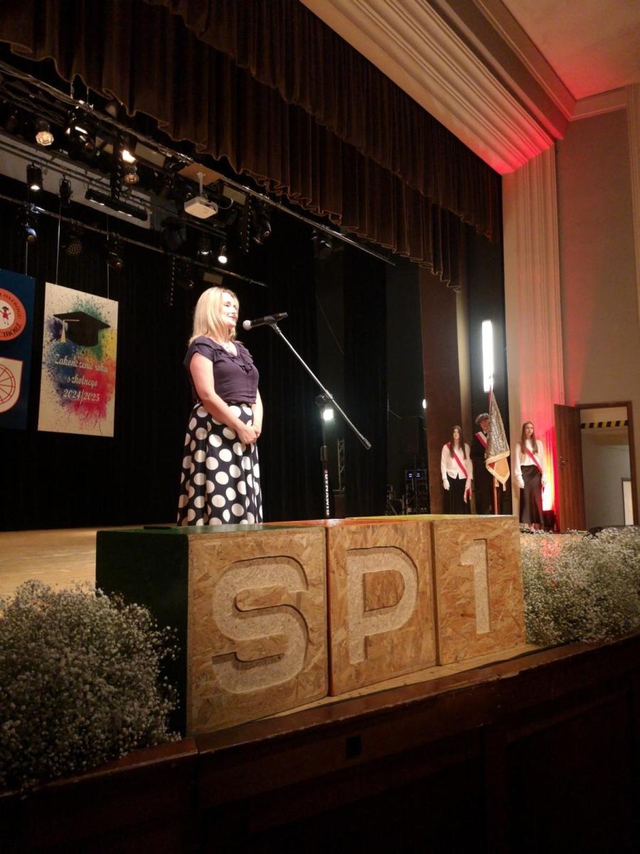 Zdjęcie w galerii na portalu naszraciborz.pl: Uroczysta gala Jedynki – wyróżnienia, polonez i pożegnanie ósmoklasistów wiadomości z regionu