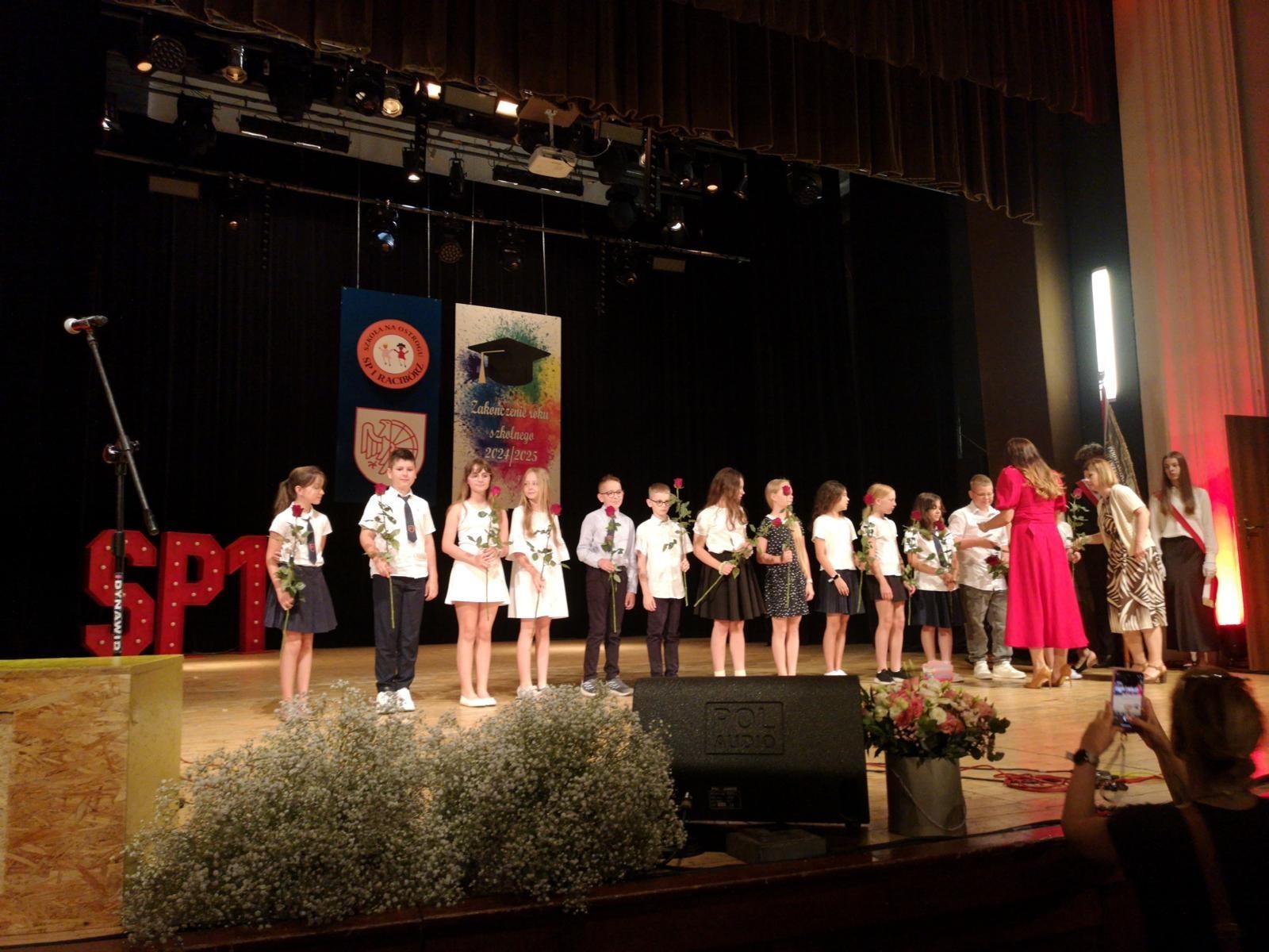 Zdjęcie w galerii na portalu naszraciborz.pl: Uroczysta gala Jedynki – wyróżnienia, polonez i pożegnanie ósmoklasistów wiadomości z regionu