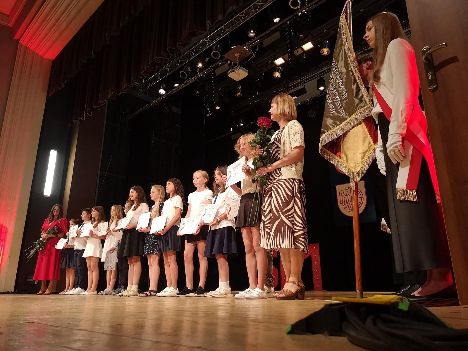 Zdjęcie w galerii na portalu naszraciborz.pl: Uroczysta gala Jedynki – wyróżnienia, polonez i pożegnanie ósmoklasistów wiadomości z regionu