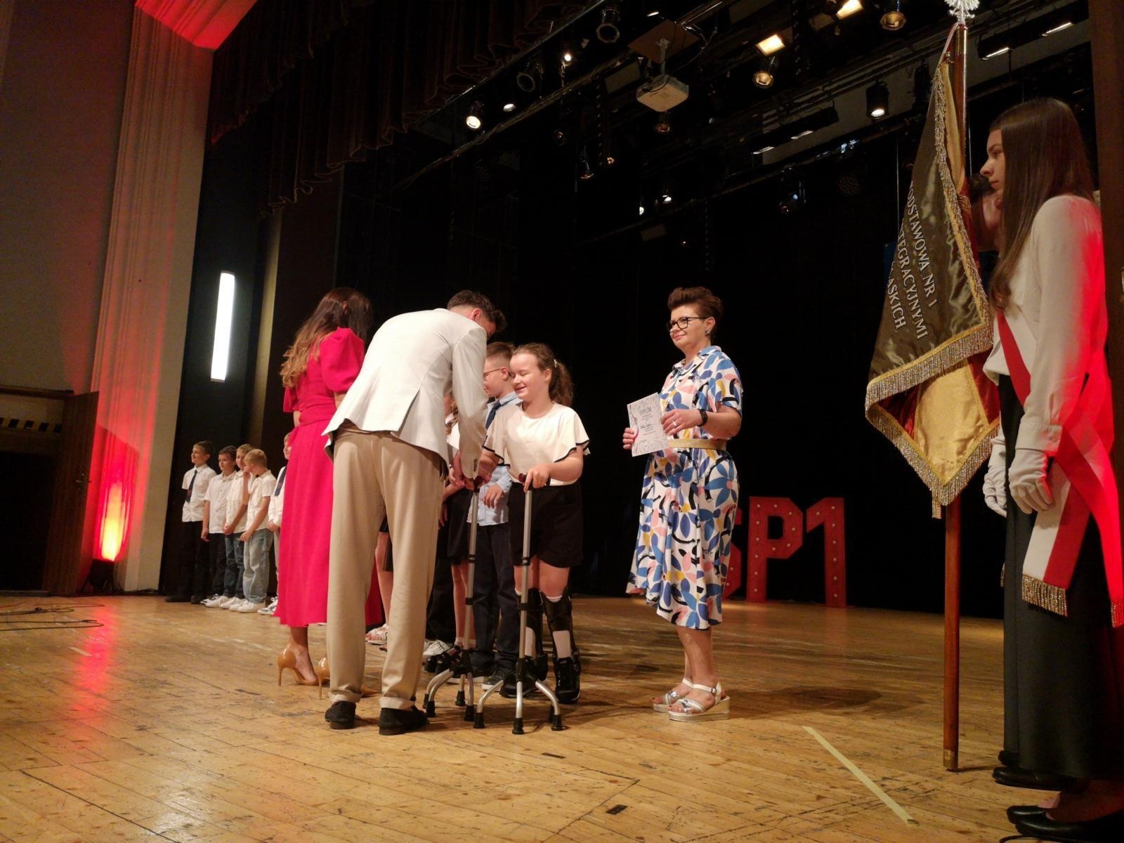 Zdjęcie w galerii na portalu naszraciborz.pl: Uroczysta gala Jedynki – wyróżnienia, polonez i pożegnanie ósmoklasistów wiadomości z regionu