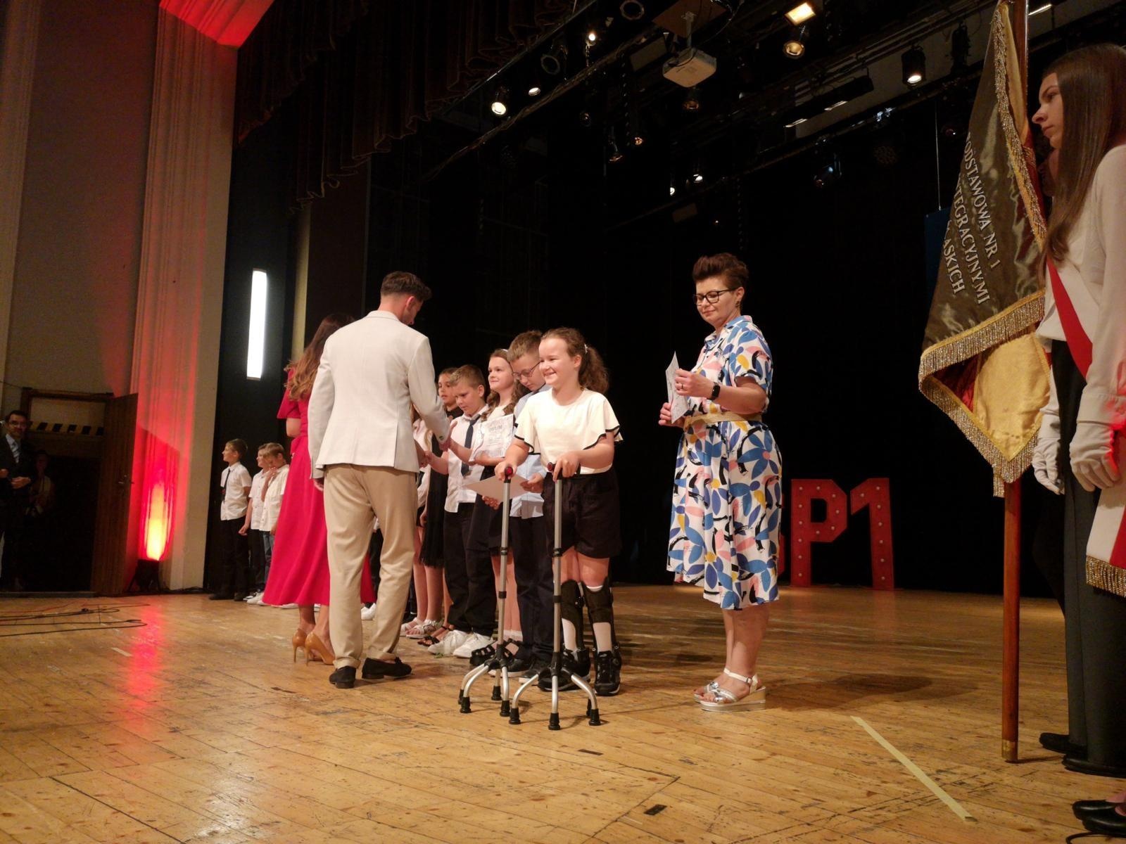 Zdjęcie w galerii na portalu naszraciborz.pl: Uroczysta gala Jedynki – wyróżnienia, polonez i pożegnanie ósmoklasistów wiadomości z regionu