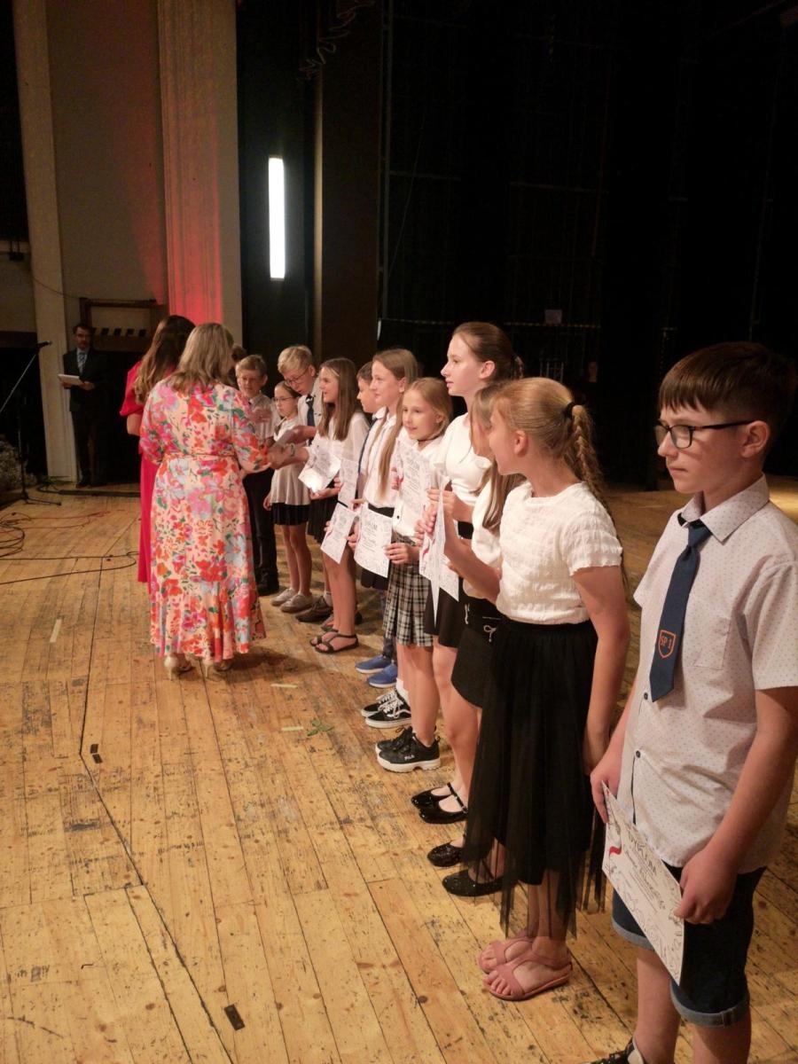 Zdjęcie w galerii na portalu naszraciborz.pl: Uroczysta gala Jedynki – wyróżnienia, polonez i pożegnanie ósmoklasistów wiadomości z regionu