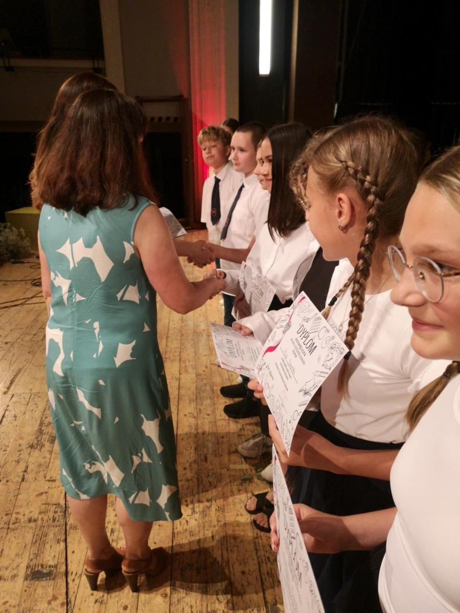 Zdjęcie w galerii na portalu naszraciborz.pl: Uroczysta gala Jedynki – wyróżnienia, polonez i pożegnanie ósmoklasistów wiadomości z regionu