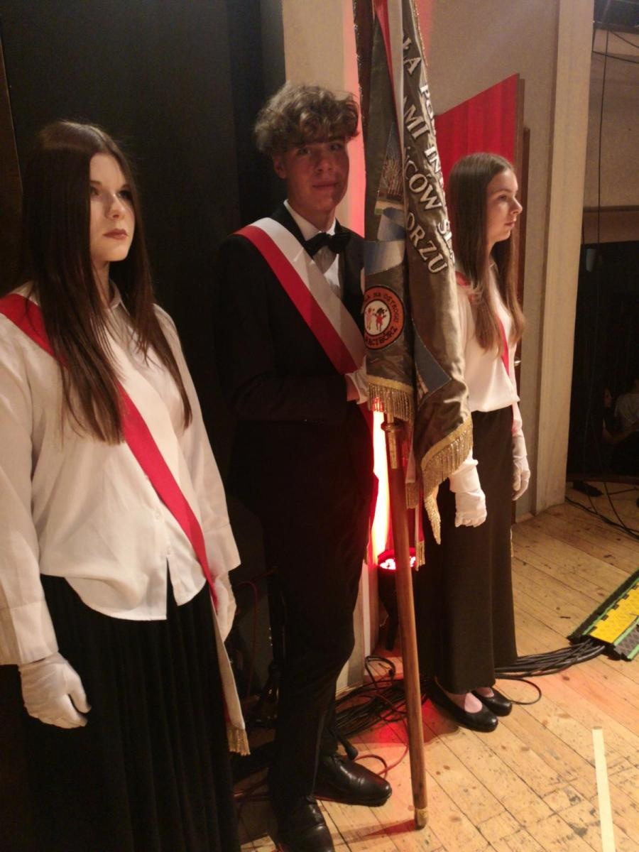 Zdjęcie w galerii na portalu naszraciborz.pl: Uroczysta gala Jedynki – wyróżnienia, polonez i pożegnanie ósmoklasistów wiadomości z regionu