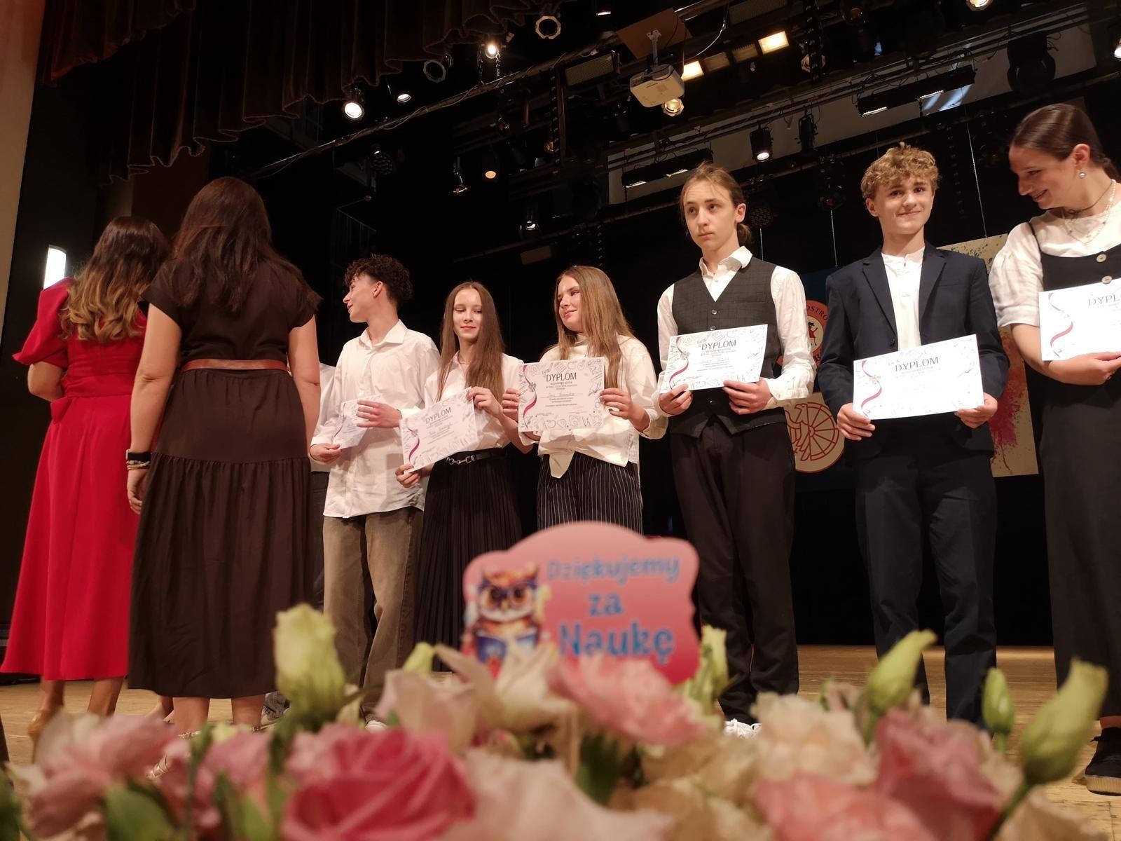 Zdjęcie w galerii na portalu naszraciborz.pl: Uroczysta gala Jedynki – wyróżnienia, polonez i pożegnanie ósmoklasistów wiadomości z regionu