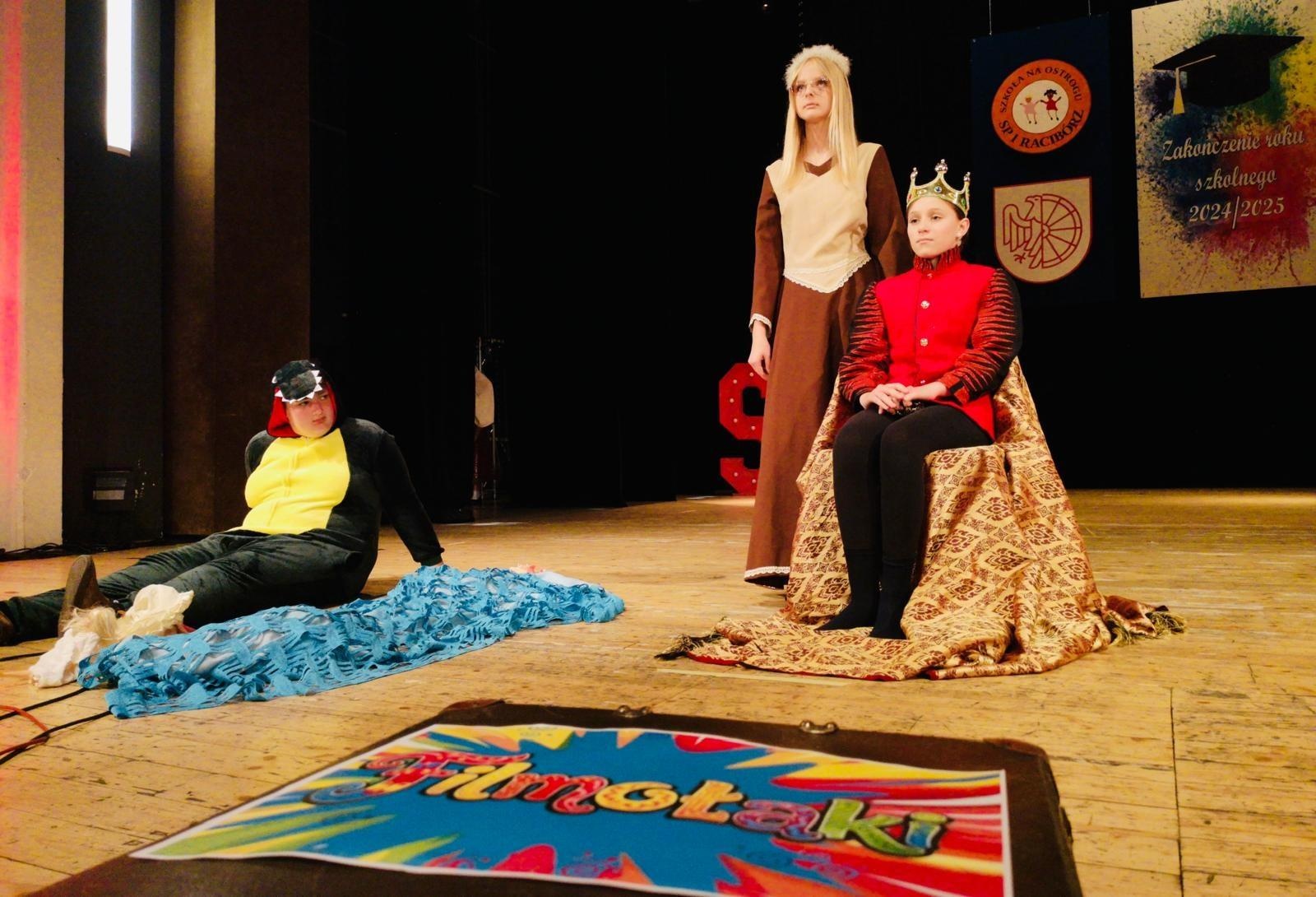 Zdjęcie w galerii na portalu naszraciborz.pl: Uroczysta gala Jedynki – wyróżnienia, polonez i pożegnanie ósmoklasistów wiadomości z regionu