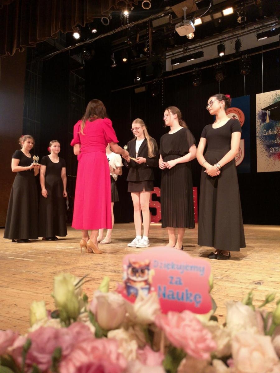 Zdjęcie w galerii na portalu naszraciborz.pl: Uroczysta gala Jedynki – wyróżnienia, polonez i pożegnanie ósmoklasistów wiadomości z regionu