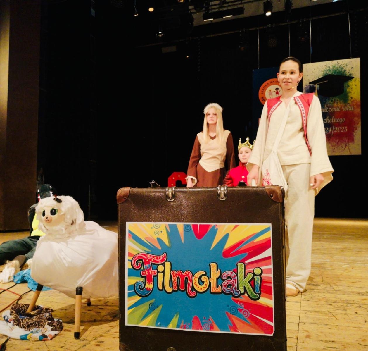 Zdjęcie w galerii na portalu naszraciborz.pl: Uroczysta gala Jedynki – wyróżnienia, polonez i pożegnanie ósmoklasistów wiadomości z regionu