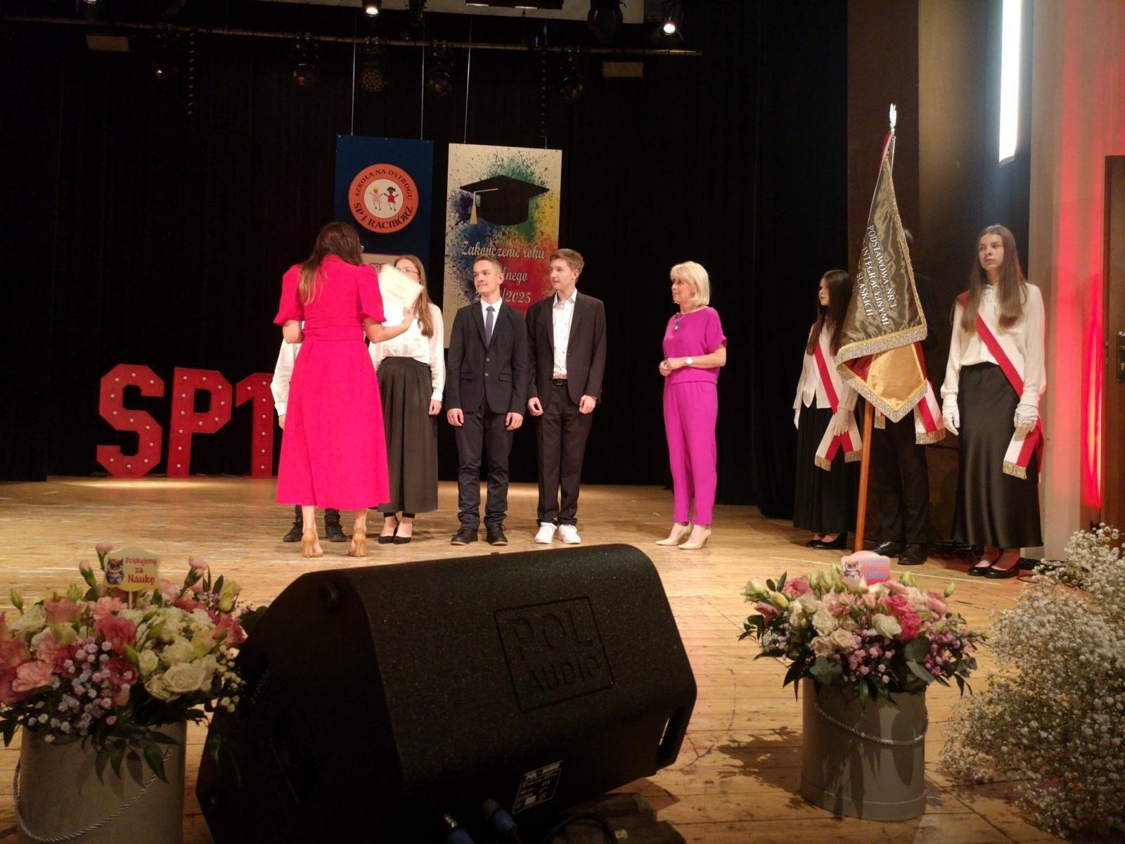 Zdjęcie w galerii na portalu naszraciborz.pl: Uroczysta gala Jedynki – wyróżnienia, polonez i pożegnanie ósmoklasistów wiadomości z regionu