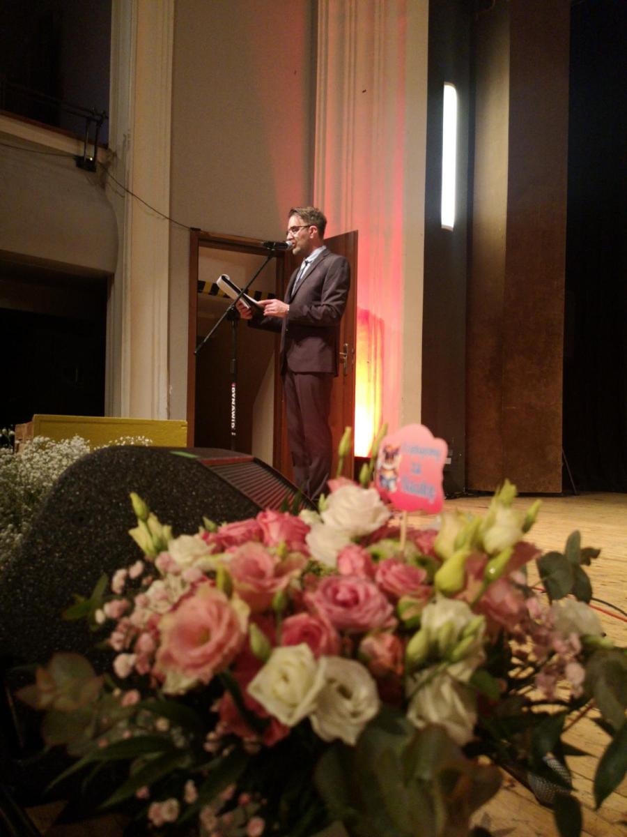 Zdjęcie w galerii na portalu naszraciborz.pl: Uroczysta gala Jedynki – wyróżnienia, polonez i pożegnanie ósmoklasistów wiadomości z regionu