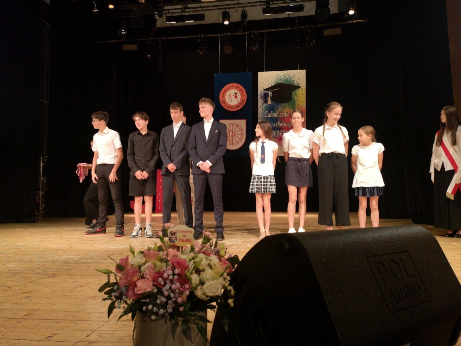 Zdjęcie w galerii na portalu naszraciborz.pl: Uroczysta gala Jedynki – wyróżnienia, polonez i pożegnanie ósmoklasistów wiadomości z regionu