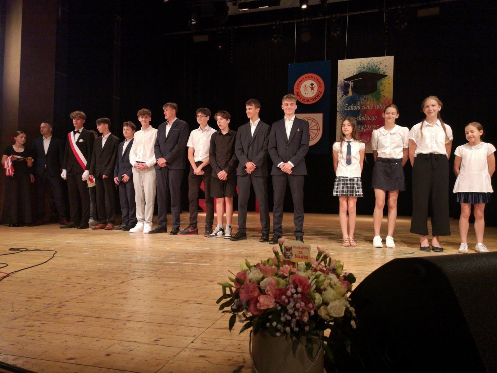 Zdjęcie w galerii na portalu naszraciborz.pl: Uroczysta gala Jedynki – wyróżnienia, polonez i pożegnanie ósmoklasistów wiadomości z regionu
