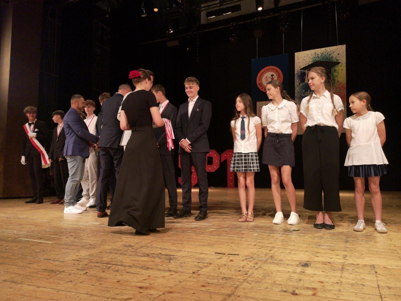 Zdjęcie w galerii na portalu naszraciborz.pl: Uroczysta gala Jedynki – wyróżnienia, polonez i pożegnanie ósmoklasistów wiadomości z regionu