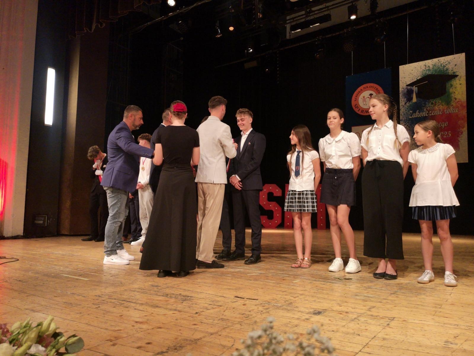 Zdjęcie w galerii na portalu naszraciborz.pl: Uroczysta gala Jedynki – wyróżnienia, polonez i pożegnanie ósmoklasistów wiadomości z regionu