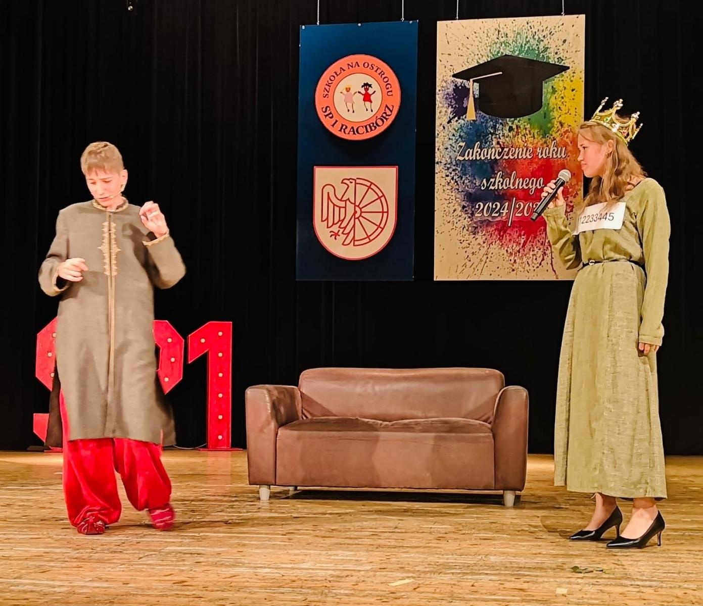 Zdjęcie w galerii na portalu naszraciborz.pl: Uroczysta gala Jedynki – wyróżnienia, polonez i pożegnanie ósmoklasistów wiadomości z regionu