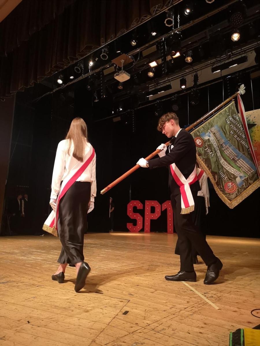 Zdjęcie w galerii na portalu naszraciborz.pl: Uroczysta gala Jedynki – wyróżnienia, polonez i pożegnanie ósmoklasistów wiadomości z regionu