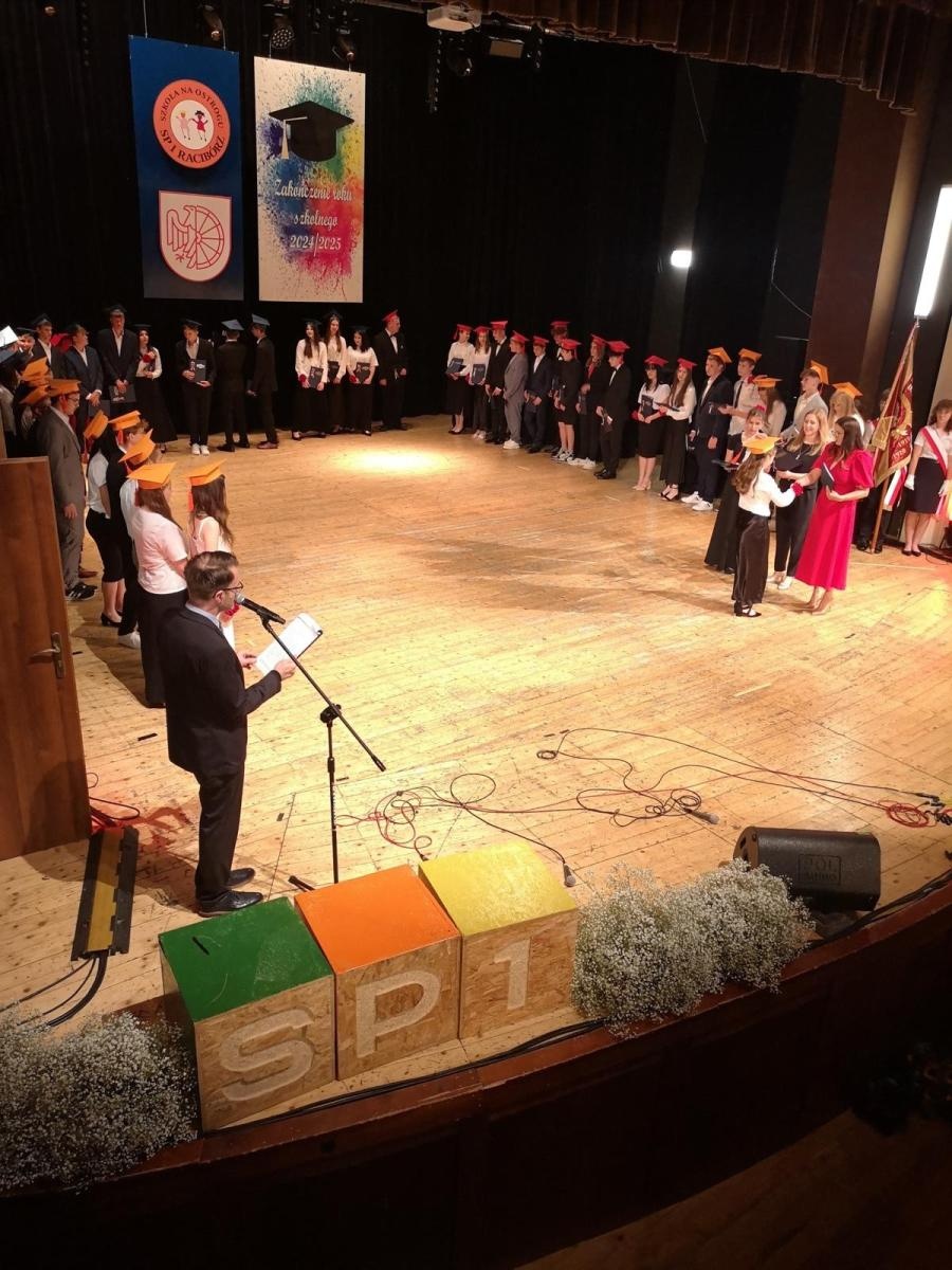 Zdjęcie w galerii na portalu naszraciborz.pl: Uroczysta gala Jedynki – wyróżnienia, polonez i pożegnanie ósmoklasistów wiadomości z regionu