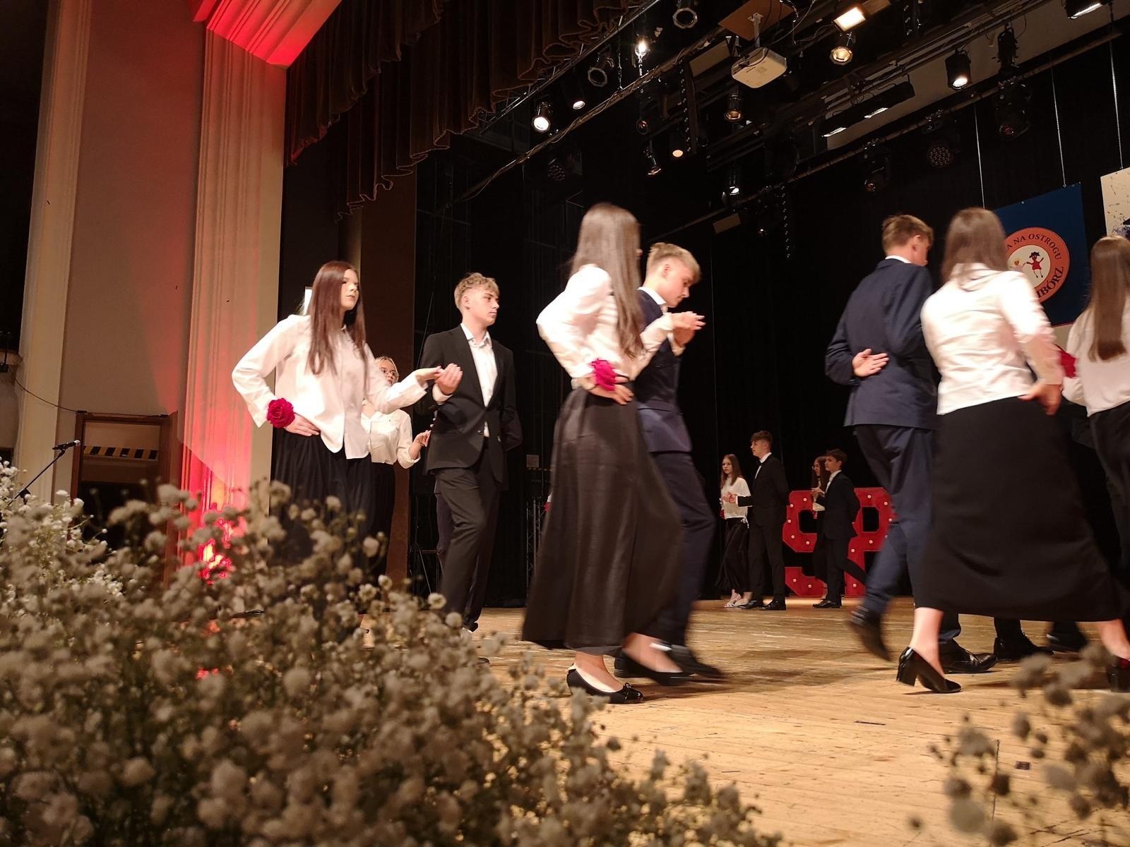 Zdjęcie w galerii na portalu naszraciborz.pl: Uroczysta gala Jedynki – wyróżnienia, polonez i pożegnanie ósmoklasistów wiadomości z regionu