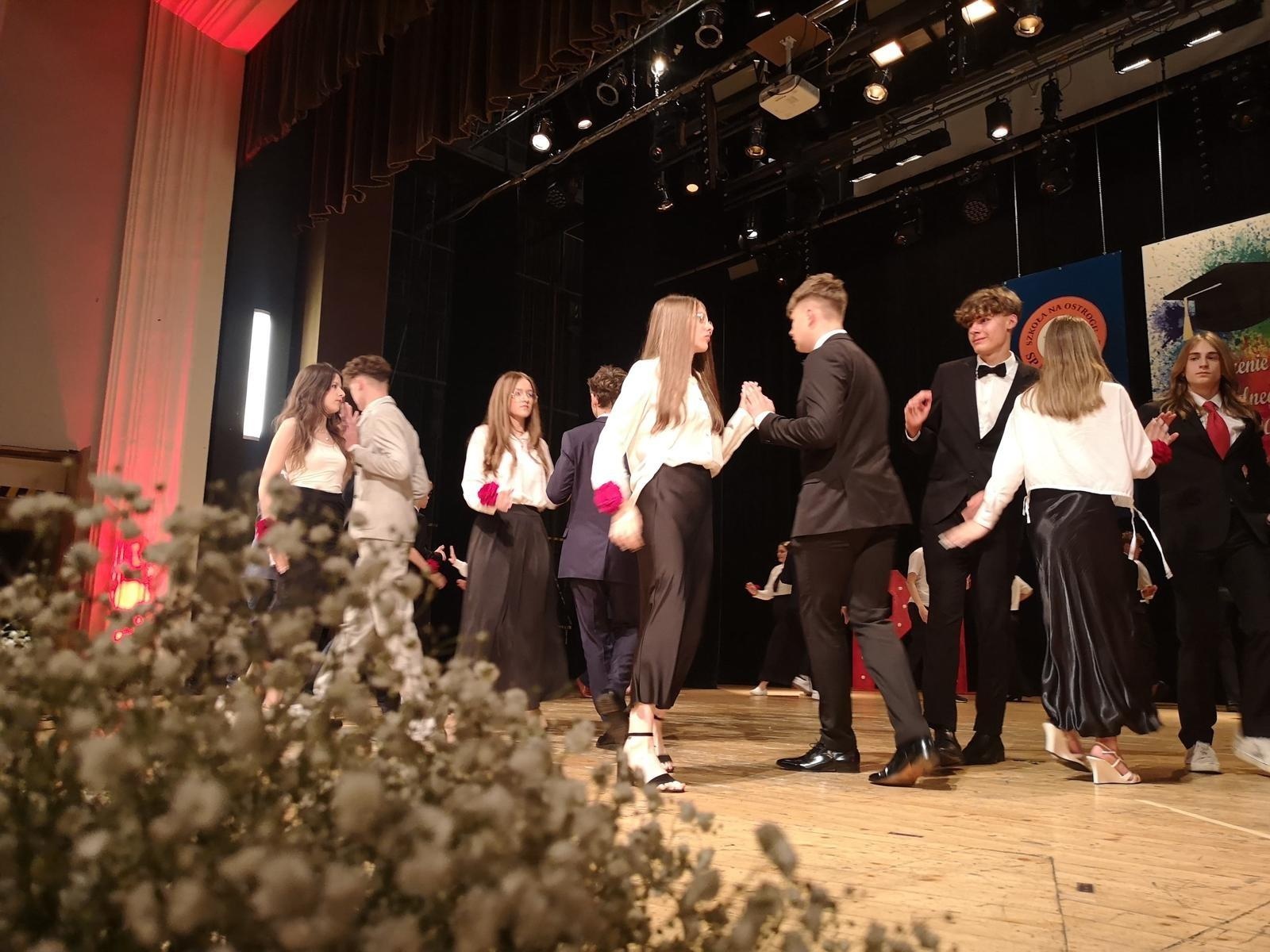 Zdjęcie w galerii na portalu naszraciborz.pl: Uroczysta gala Jedynki – wyróżnienia, polonez i pożegnanie ósmoklasistów wiadomości z regionu