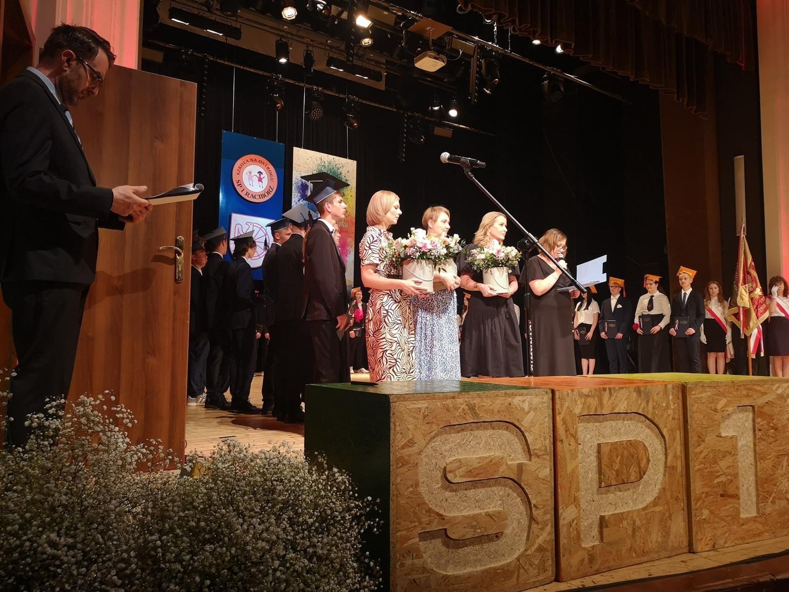 Zdjęcie w galerii na portalu naszraciborz.pl: Uroczysta gala Jedynki – wyróżnienia, polonez i pożegnanie ósmoklasistów wiadomości z regionu