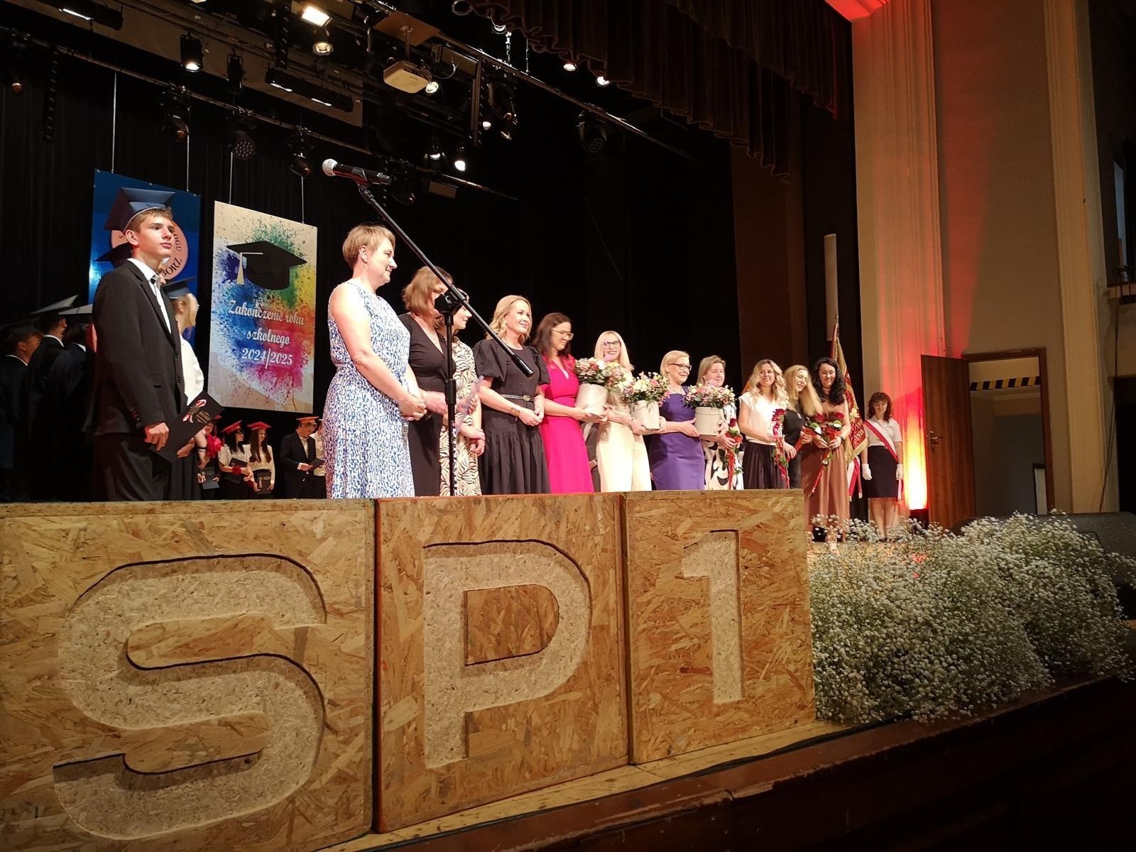 Zdjęcie w galerii na portalu naszraciborz.pl: Uroczysta gala Jedynki – wyróżnienia, polonez i pożegnanie ósmoklasistów wiadomości z regionu