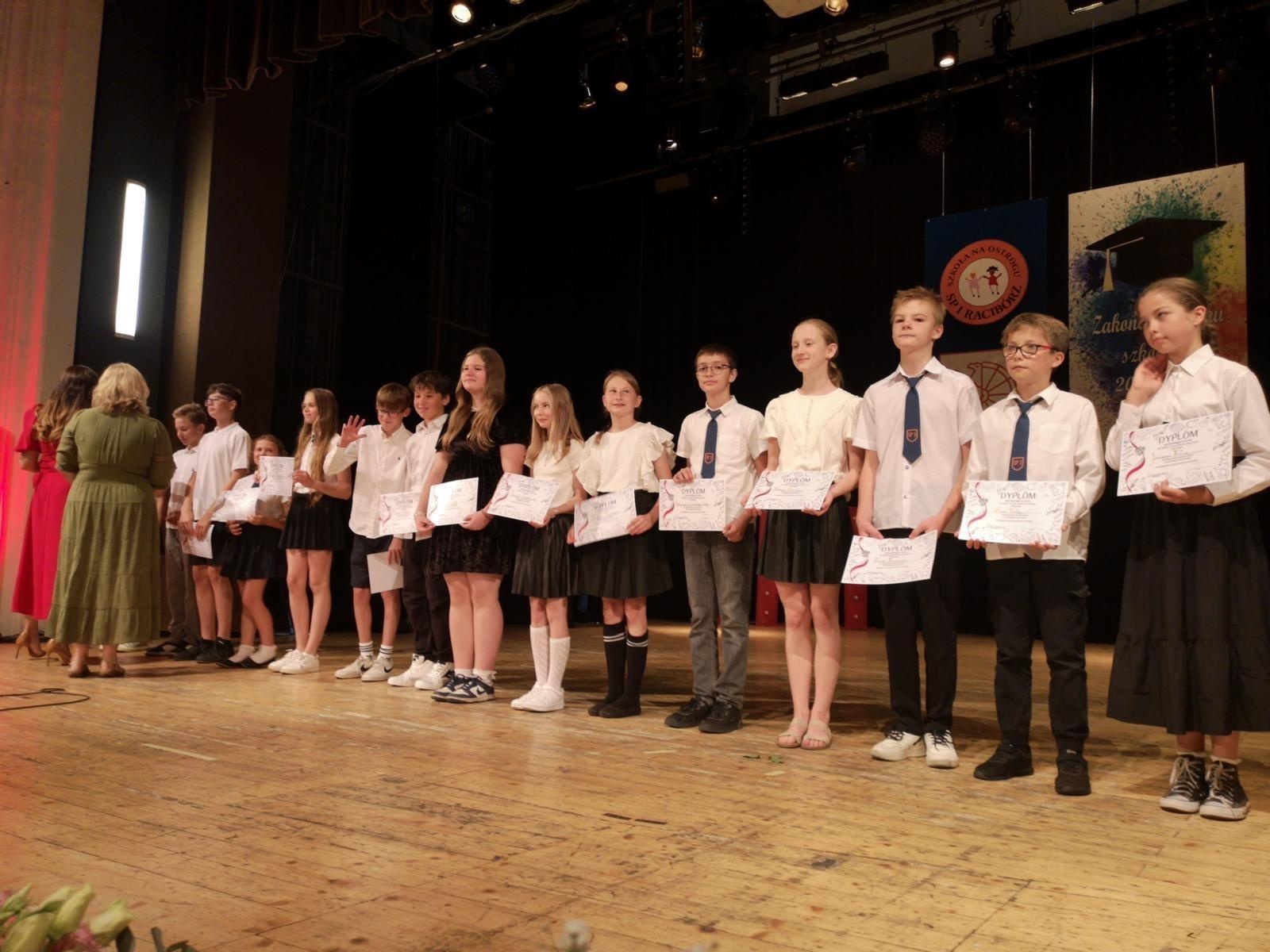 Zdjęcie w galerii na portalu naszraciborz.pl: Uroczysta gala Jedynki – wyróżnienia, polonez i pożegnanie ósmoklasistów wiadomości z regionu