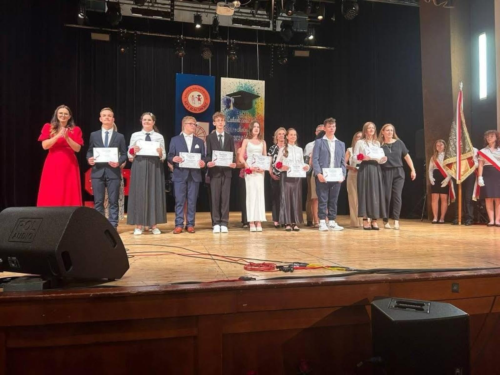 Zdjęcie w galerii na portalu naszraciborz.pl: Uroczysta gala Jedynki – wyróżnienia, polonez i pożegnanie ósmoklasistów wiadomości z regionu
